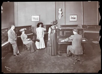 Et piano showroom, New York, 1907 (sølvgelatineprint)